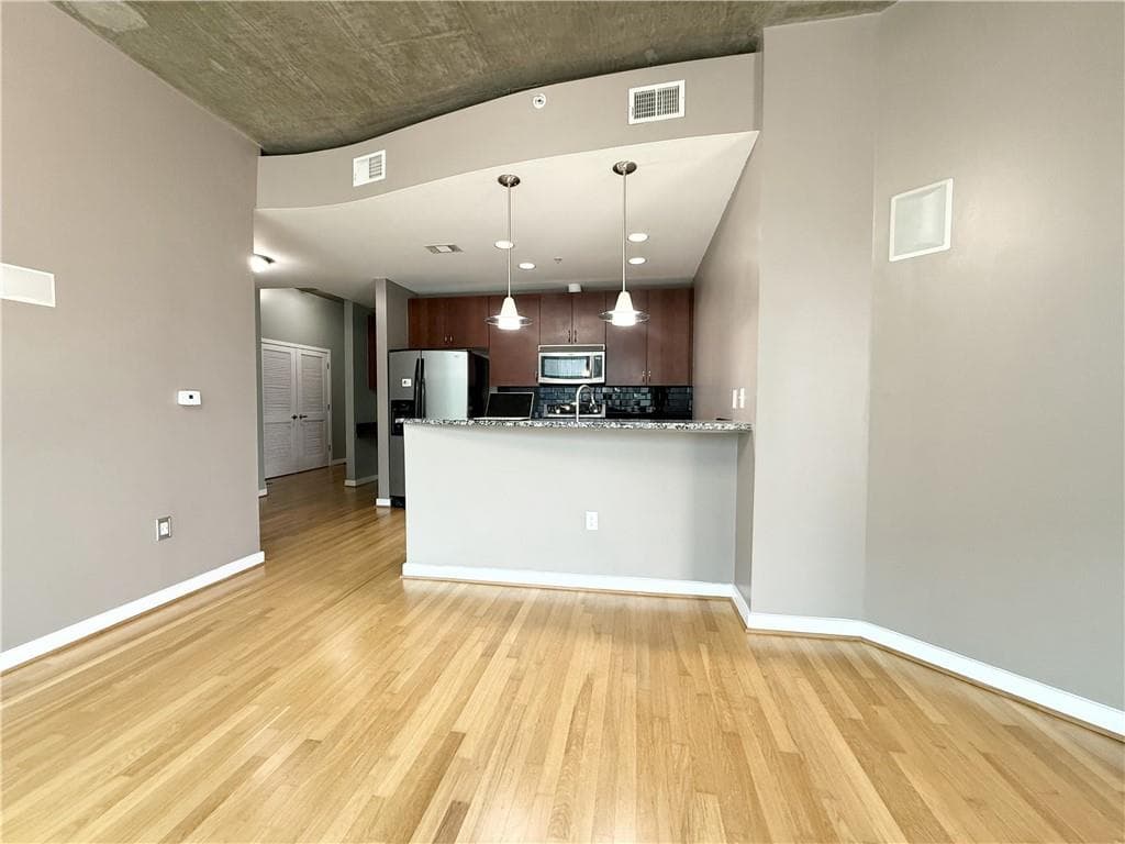2 bedroom, 2 bathroom, 1,075 sq ft condominium for sale at 400 W Peachtree Street 1011, Atlanta, GA 30308 — photo 7