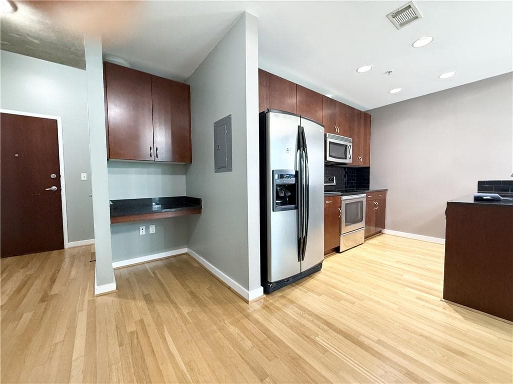2 bedroom, 2 bathroom, 1,075 sq ft condominium for sale at 400 W Peachtree Street 1011, Atlanta, GA 30308 — photo 8
