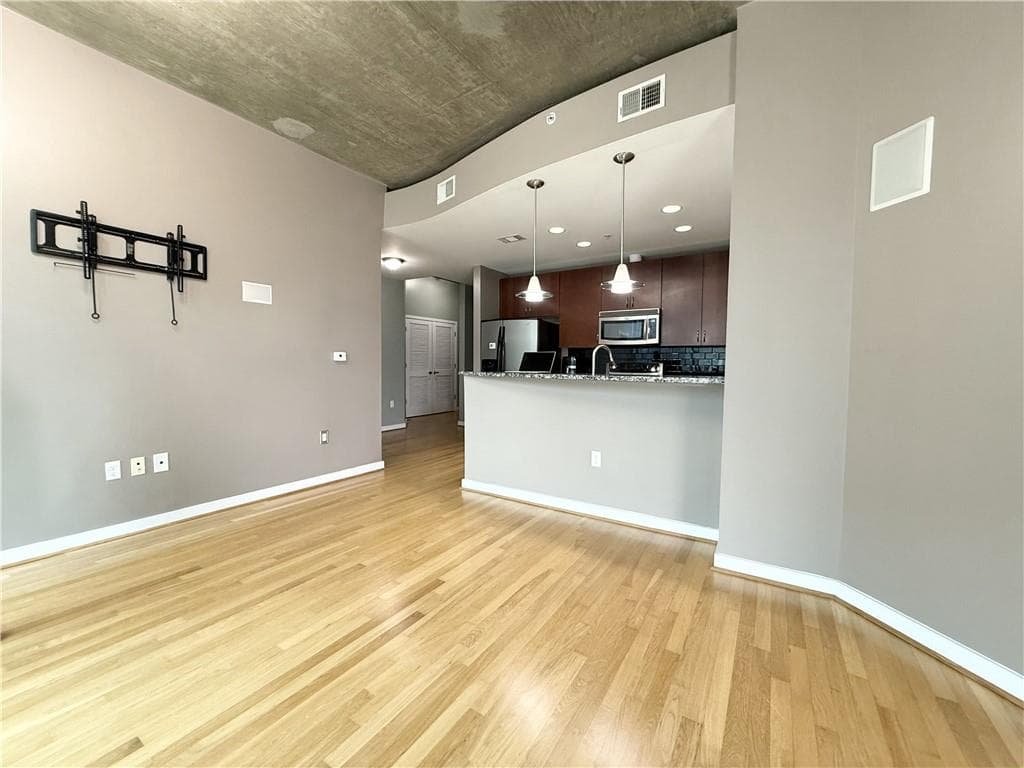 2 bedroom, 2 bathroom, 1,075 sq ft condominium for sale at 400 W Peachtree Street 1011, Atlanta, GA 30308 — photo 9