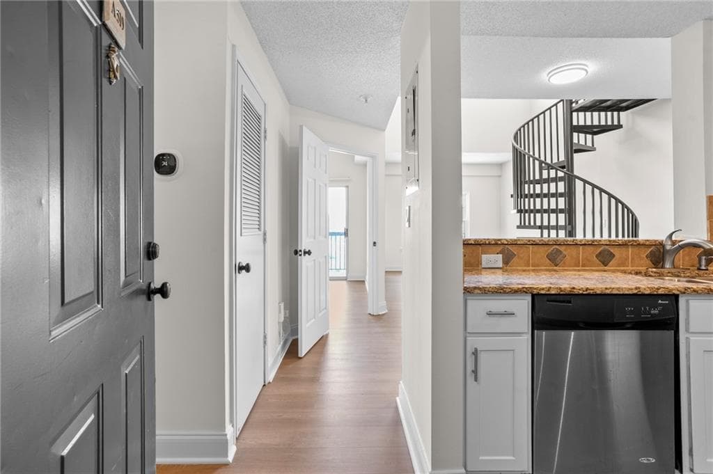 2 bedroom, 2 bathroom, 1,000 sq ft condominium for sale at 1075 Peachtree Walk A519, Atlanta, GA 30309 — photo 6