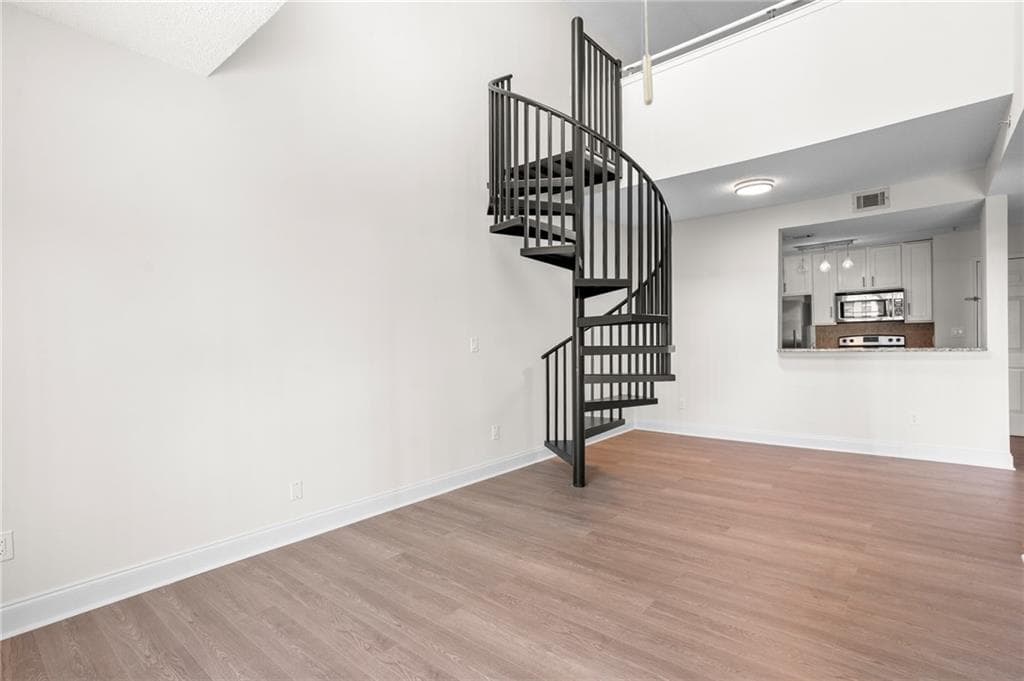 2 bedroom, 2 bathroom, 1,000 sq ft condominium for sale at 1075 Peachtree Walk A519, Atlanta, GA 30309 — photo 2