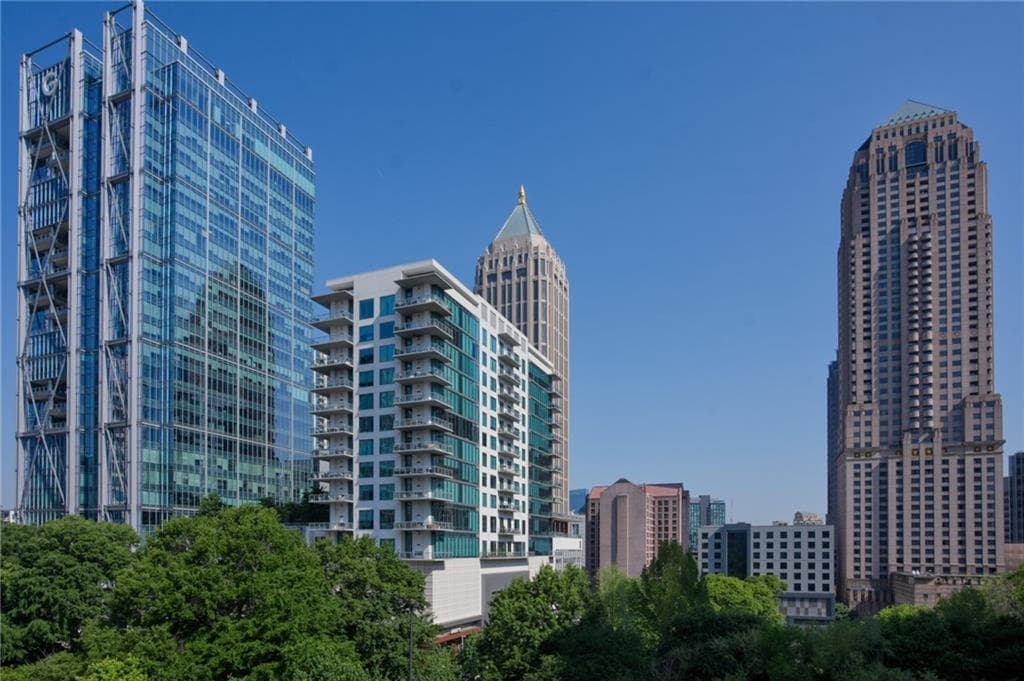 2 bedroom, 2 bathroom, 1,000 sq ft condominium for sale at 1075 Peachtree Walk A519, Atlanta, GA 30309 — photo 5