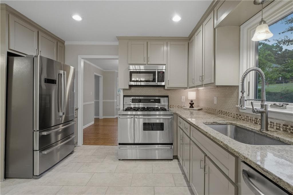 5 bedroom, 4 bathroom, 2,570 sq ft single family residence under contract at 2418 Stockton Drive, Marietta, GA 30066 — photo 4