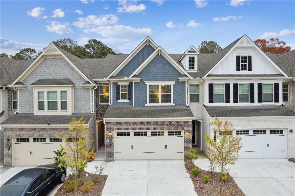 3 bedroom, 3 bathroom, 1,882 sq ft townhouse for sale at 2009 Lanier Harbor Point, Buford, GA 30518 — photo 2