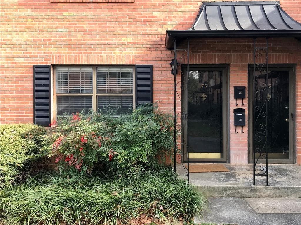 2 bedroom, 1 bathroom, 1,020 sq ft townhouse for rent at 75 Roswell Court, Atlanta, GA 30305 for $1,895 a month — photo 1 of 17