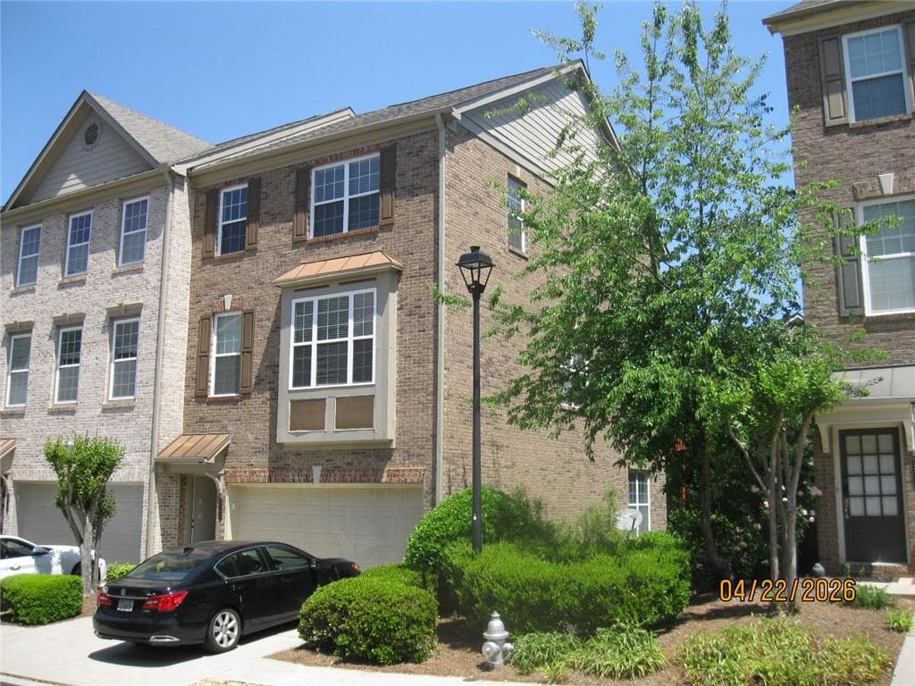 3 bedroom, 4 bathroom, 2,414 sq ft townhouse for sale at 5741 Pine Oak Drive, Peachtree Corners, GA 30092 — photo 2