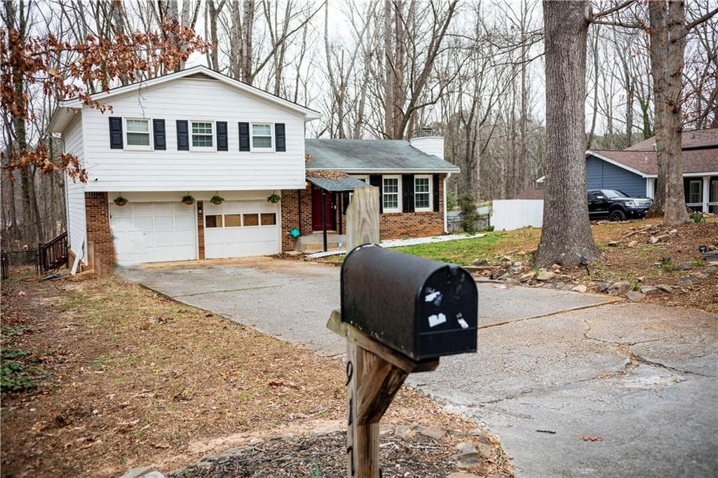 3 bedroom, 2 bathroom, 1,765 sq ft single family residence for sale at 917 Chartley Drive, Lilburn, GA 30047 — photo 2