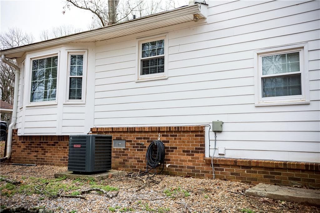 3 bedroom, 2 bathroom, 1,765 sq ft single family residence for sale at 917 Chartley Drive, Lilburn, GA 30047 — photo 5