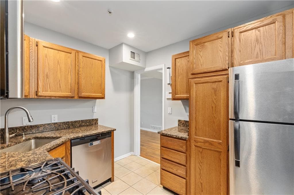 2 bedroom, 2 bathroom, 1,200 sq ft condominium for rent at 3660 Peachtree Road A2, Atlanta, GA 30319 for $1,650 a month — photo 10