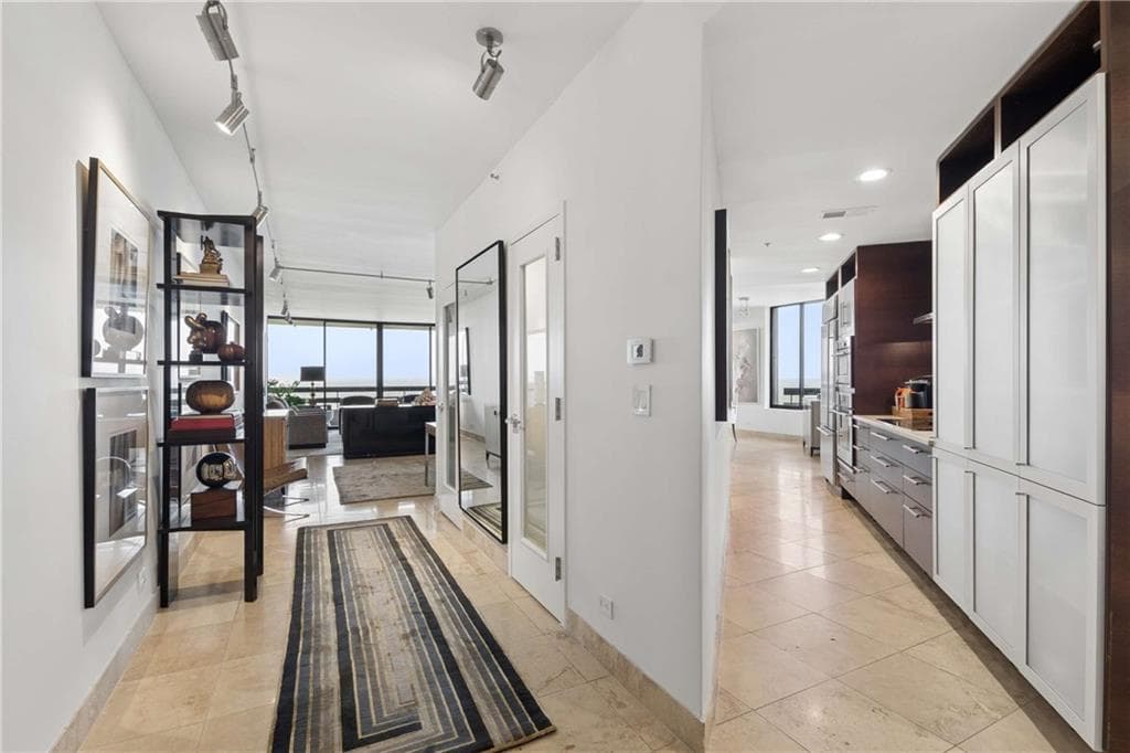 1 bedroom, 2 bathroom, 1,855 sq ft condominium for sale at 2660 Peachtree Road 39D, Atlanta, GA 30305 — photo 5