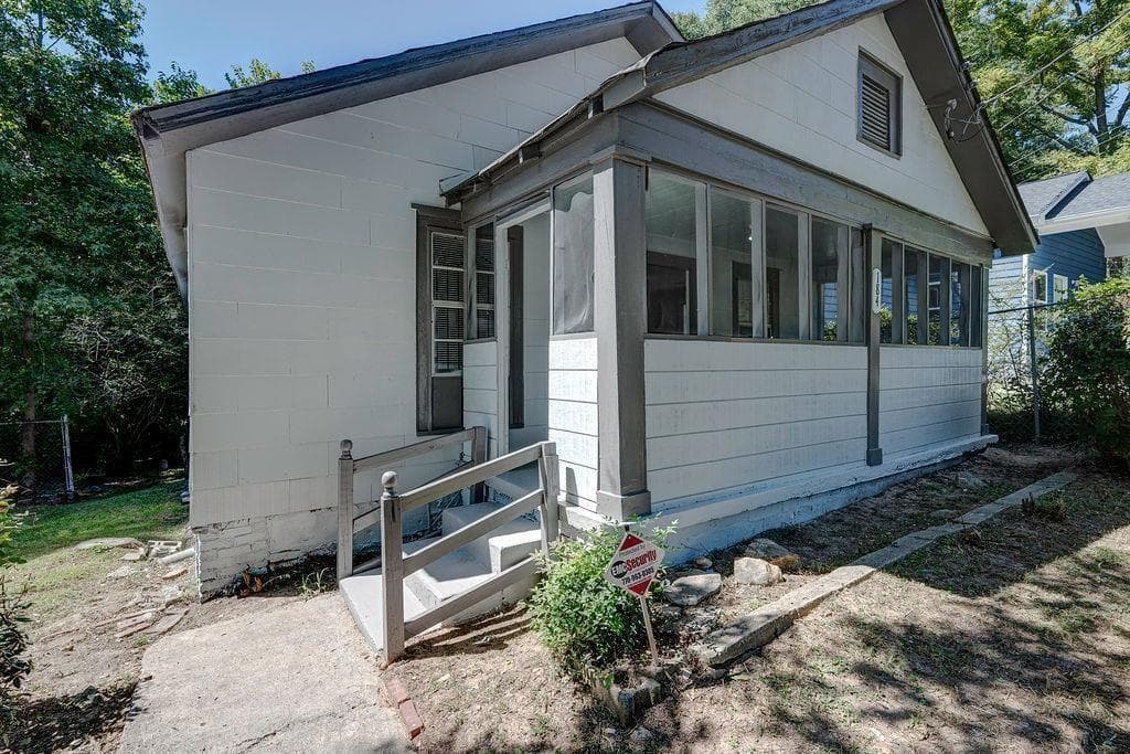 2 bedroom, 1 bathroom, 962 sq ft single family residence for sale at 184 Dahlia Avenue, Atlanta, GA 30314 — photo 4