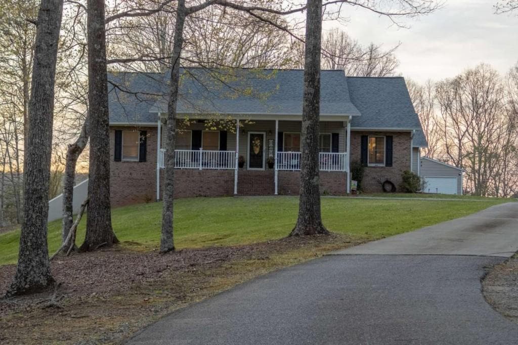 3 bedroom, 4 bathroom, 3,996 sq ft single family residence sold at 141 Chambers Mountain, Mineral Bluff, GA 30559