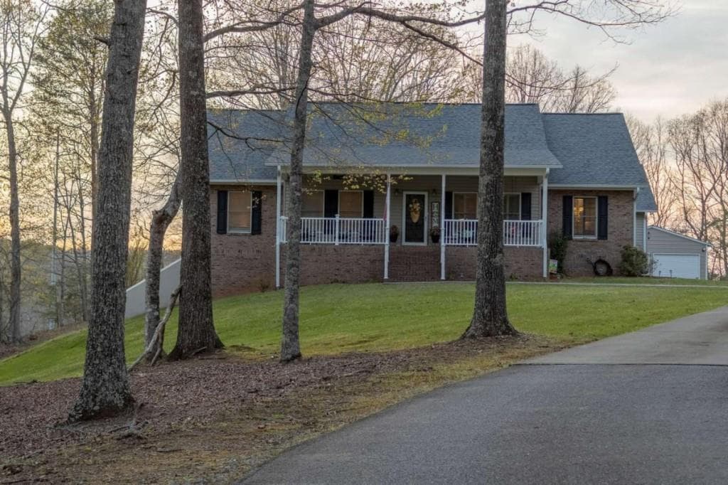 3 bedroom, 4 bathroom, 3,996 sq ft single family residence under contract at 141 Chambers Mountain, Mineral Bluff, GA 30559 — photo 2
