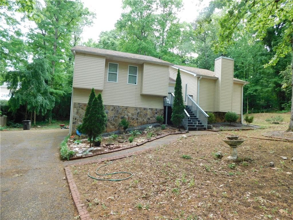 6 bedroom, 3 bathroom, 3,034 sq ft single family residence for sale at 8805 Willow Creek Court, Douglasville, GA 30135
