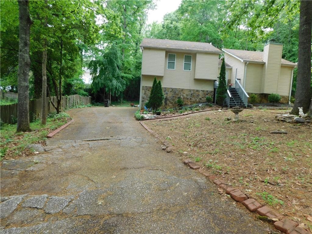 6 bedroom, 3 bathroom, 3,034 sq ft single family residence for sale at 8805 Willow Creek Court, Douglasville, GA 30135 — photo 4