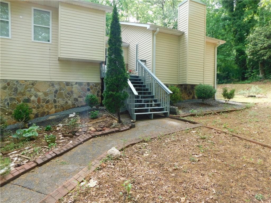 6 bedroom, 3 bathroom, 3,034 sq ft single family residence for sale at 8805 Willow Creek Court, Douglasville, GA 30135 — photo 3