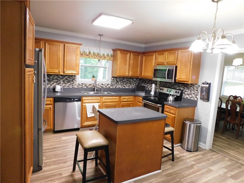 6 bedroom, 3 bathroom, 3,034 sq ft single family residence for sale at 8805 Willow Creek Court, Douglasville, GA 30135 — photo 10