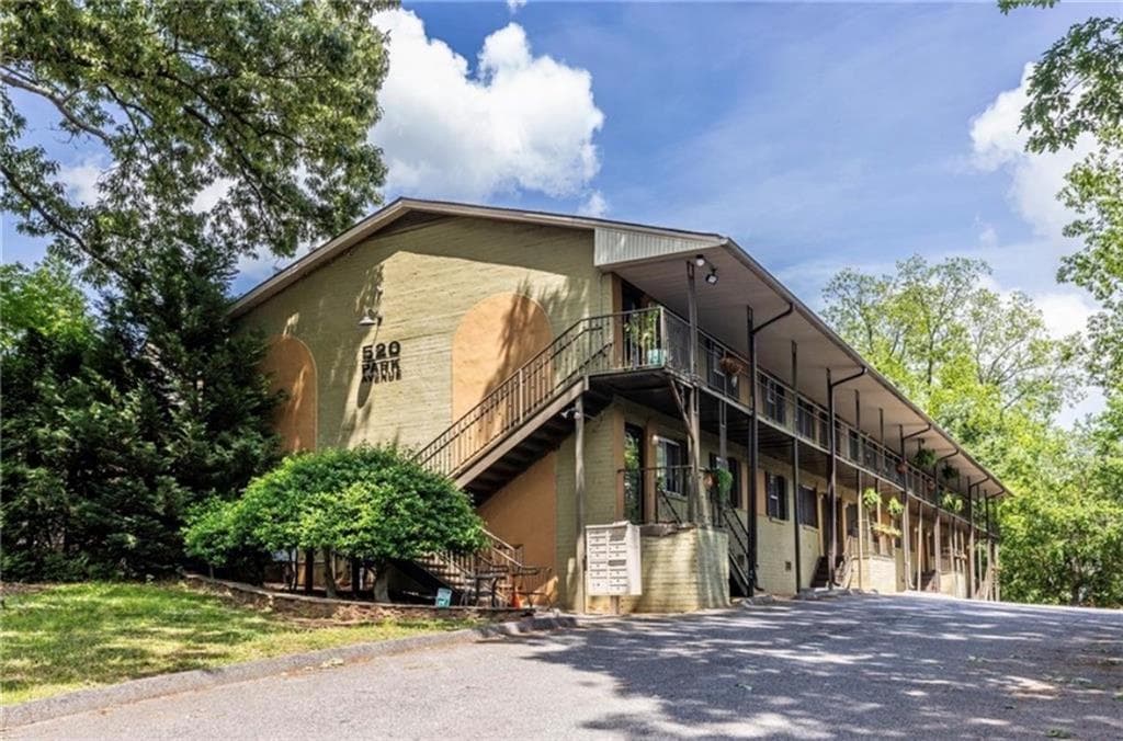 2 bedroom, 1 bathroom, 875 sq ft condominium for sale at 520 Park Avenue 6, Atlanta, GA 30312