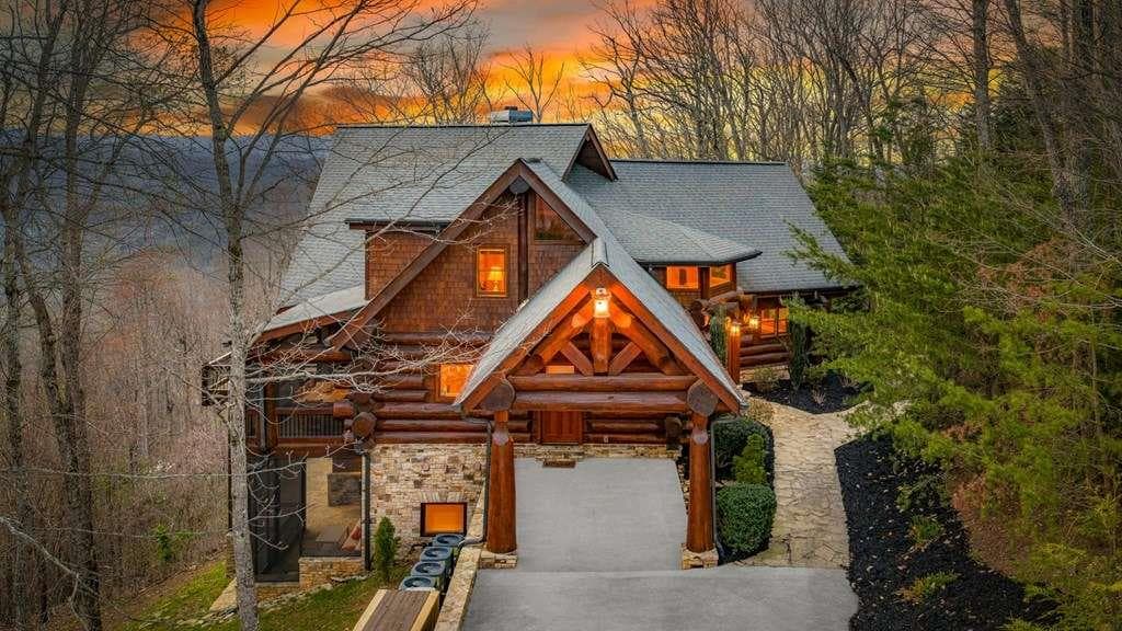 5 bedroom, 5 bathroom, 4,889 sq ft single family residence for sale at 602 Overlook Drive, Blue Ridge, GA 30513 — photo 2