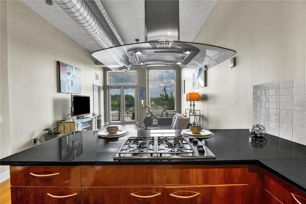 1 bedroom, 1 bathroom, 964 sq ft condominium for sale at 3820 Roswell Road 314, Atlanta, GA 30342 — photo 2