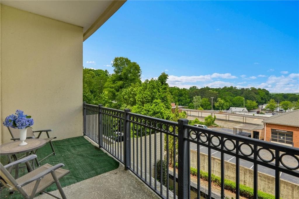1 bedroom, 1 bathroom, 964 sq ft condominium for sale at 3820 Roswell Road 314, Atlanta, GA 30342 — photo 7