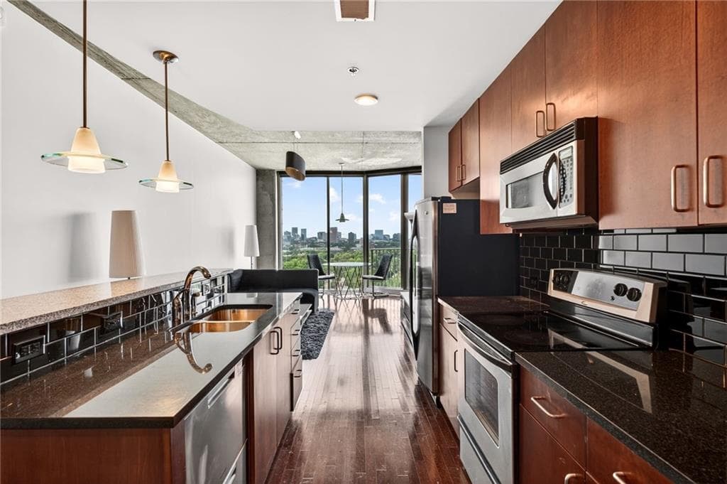 1 bedroom, 1 bathroom, 832 sq ft condominium for sale at 361 17th Street 2013, Atlanta, GA 30363 — photo 2