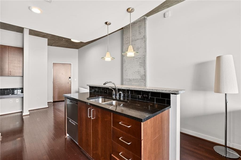 1 bedroom, 1 bathroom, 832 sq ft condominium for sale at 361 17th Street 2013, Atlanta, GA 30363 — photo 4