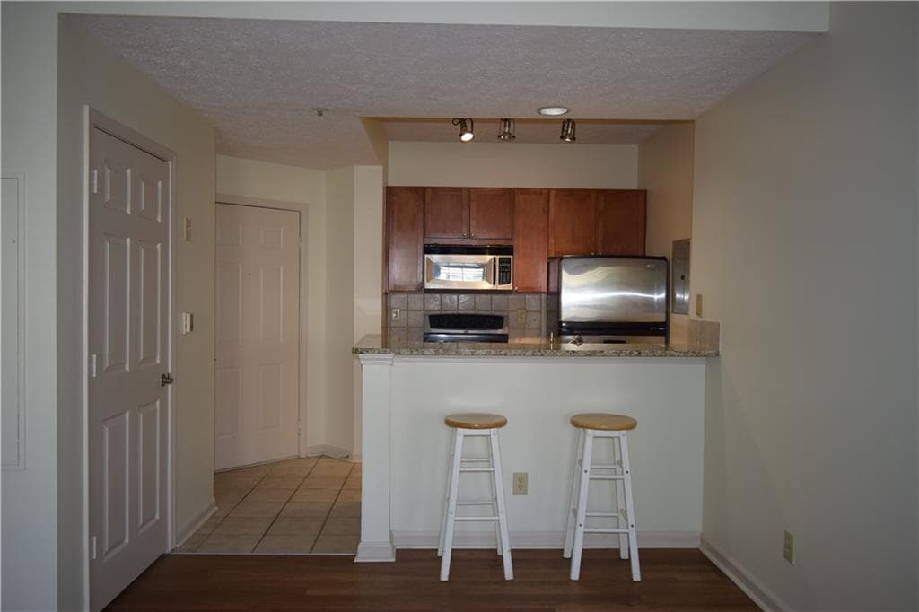 1 bedroom, 1 bathroom, 546 sq ft condominium for sale at 1250 Parkwood Circle 1102, Atlanta, GA 30339 — photo 3