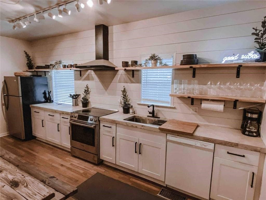 5 bedroom, 4 bathroom, 2,300 sq ft single family residence for sale at 94 Moury Avenue, Atlanta, GA 30315 — photo 4