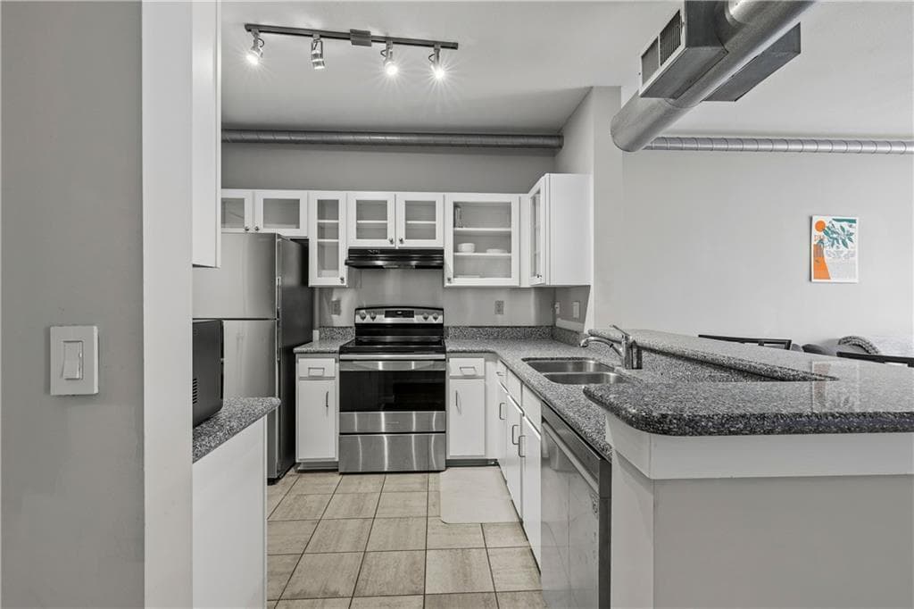 1 bedroom, 1 bathroom, 775 sq ft condominium for sale at 800 Peachtree Street 1517, Atlanta, GA 30308 — photo 2