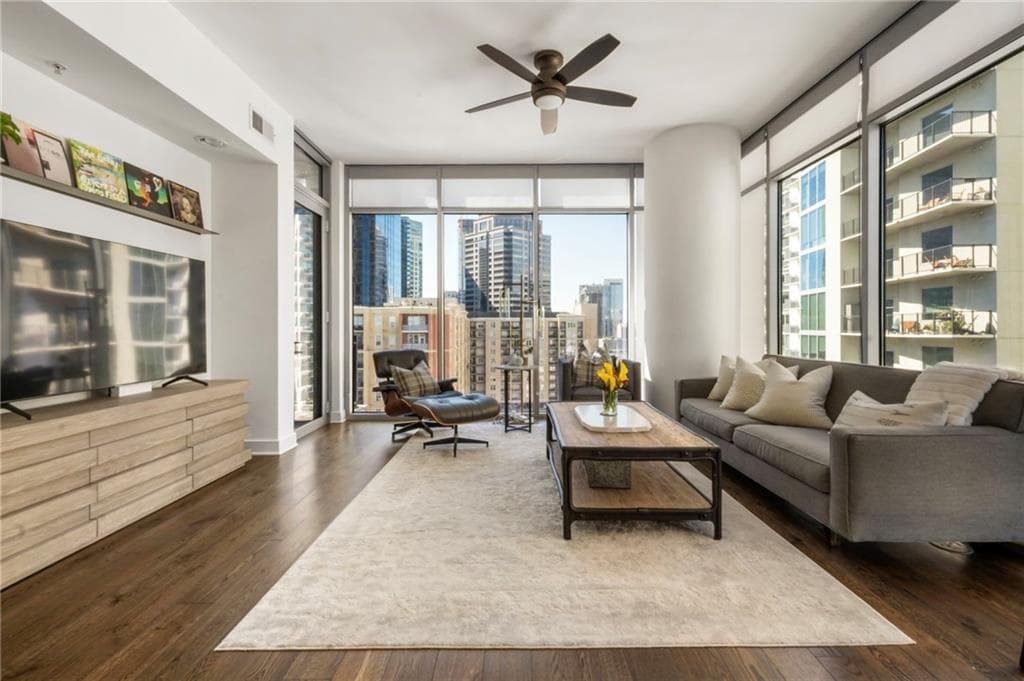 3 bedroom, 3 bathroom, 1,887 sq ft condominium sold at 222 12th Street 2002, Atlanta, GA 30309
