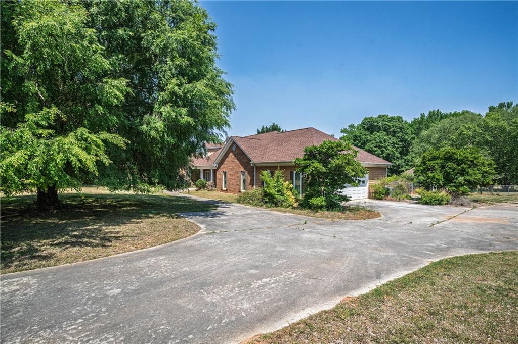 3 bedroom, 3 bathroom, 3,504 sq ft single family residence under contract at 1520 Old Monroe Madison Highway, Monroe, GA 30655 — photo 3
