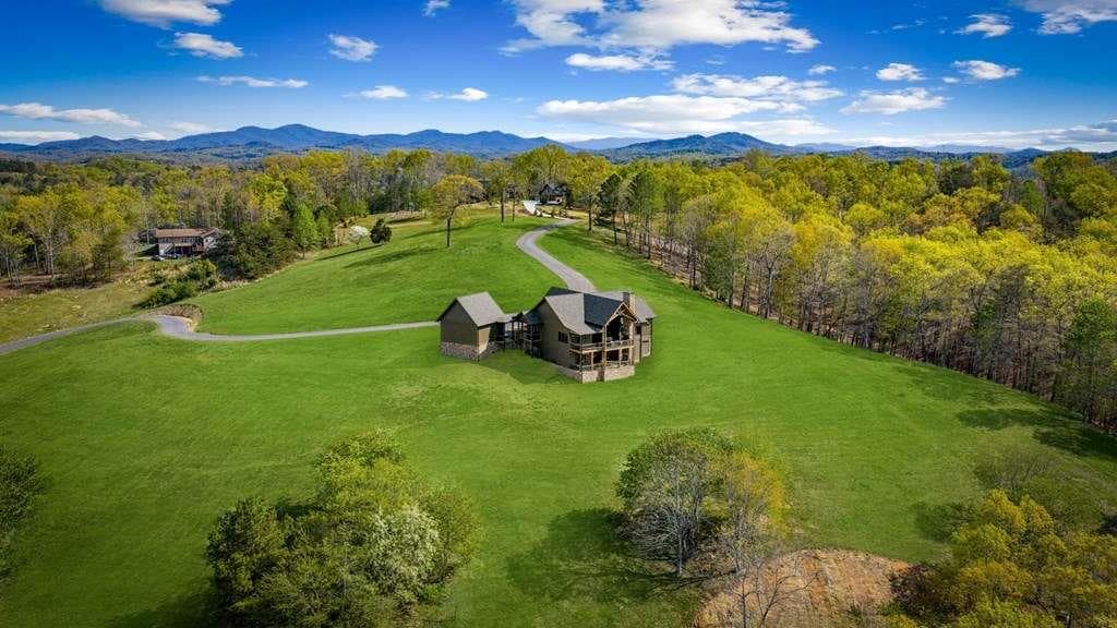 4 bedroom, 5 bathroom, 4,216 sq ft single family residence under contract at 167 Cohutta Sunset Drive, Blue Ridge, GA 30513 — photo 4
