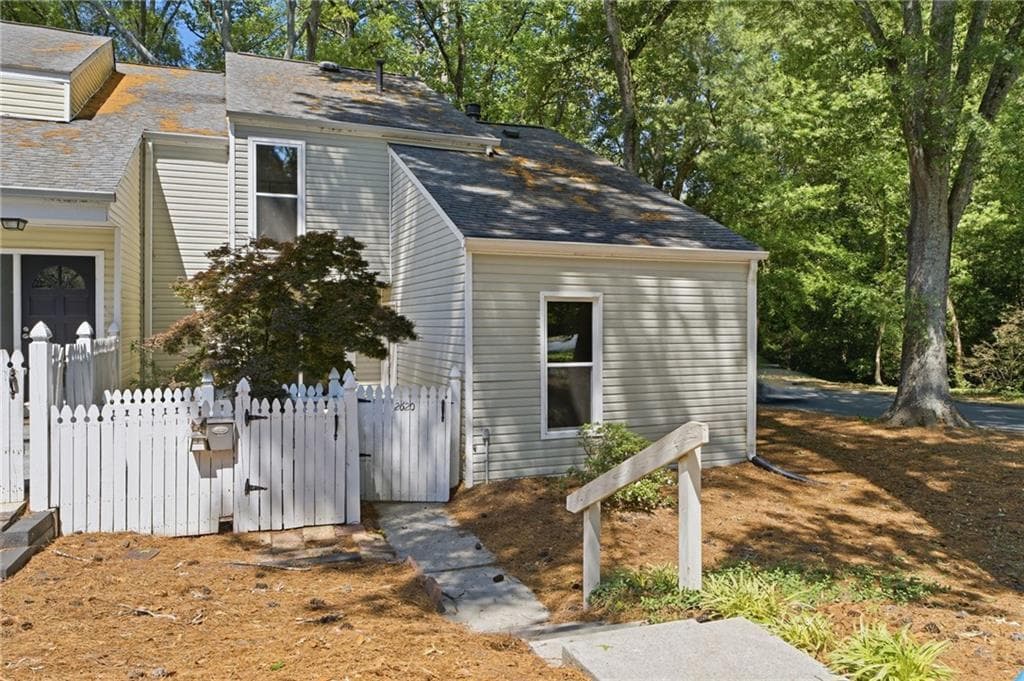 3 bedroom, 2 bathroom, 1,391 sq ft condominium under contract at 2620 Meadowlawn Drive, Marietta, GA 30067