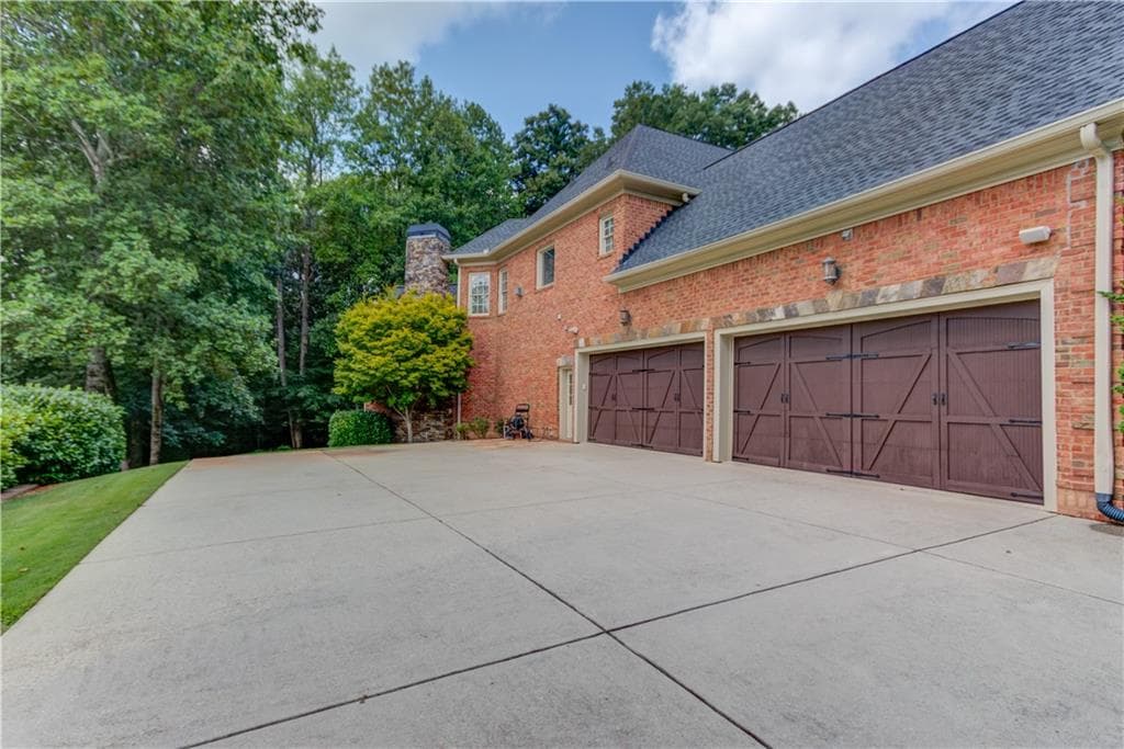 6 bedroom, 7 bathroom, 7,485 sq ft single family residence under contract at 2450 Shumard Oak Drive, Braselton, GA 30517 — photo 8