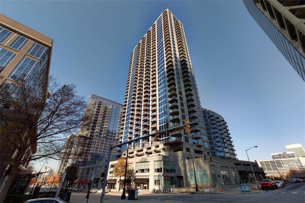 2 bedroom, 2 bathroom, 1,075 sq ft condominium for sale at 400 W Peachtree Street 1011, Atlanta, GA 30308