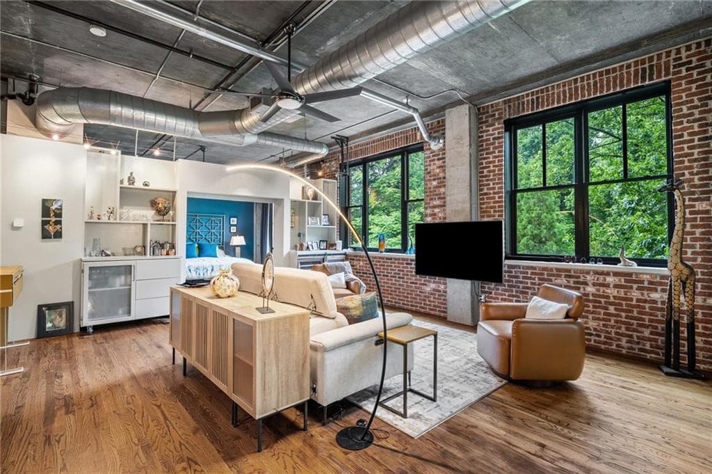 2 bedroom, 2 bathroom, 1,232 sq ft condominium for sale at 3235 Roswell Road 405, Atlanta, GA 30305 — photo 2