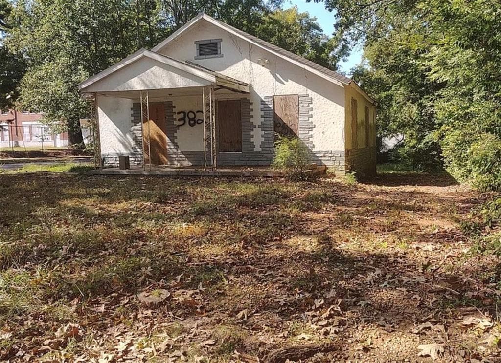 3 bedroom, 2 bathroom, 1,052 sq ft single family residence under contract at 382 Southbend Avenue, Atlanta, GA 30315