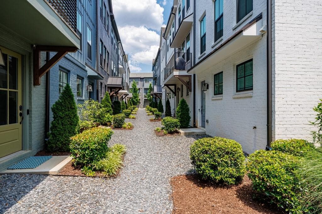 2 bedroom, 3 bathroom, 1,350 sq ft townhouse for sale at 4433 Buckley Way, Atlanta, GA 30342 — photo 4
