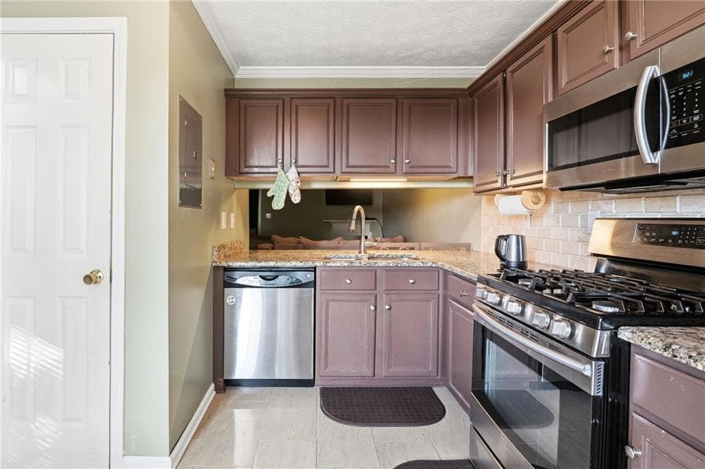 2 bedroom, 3 bathroom, 1,132 sq ft townhouse for sale at 104 Lakestone Court, Marietta, GA 30066 — photo 4
