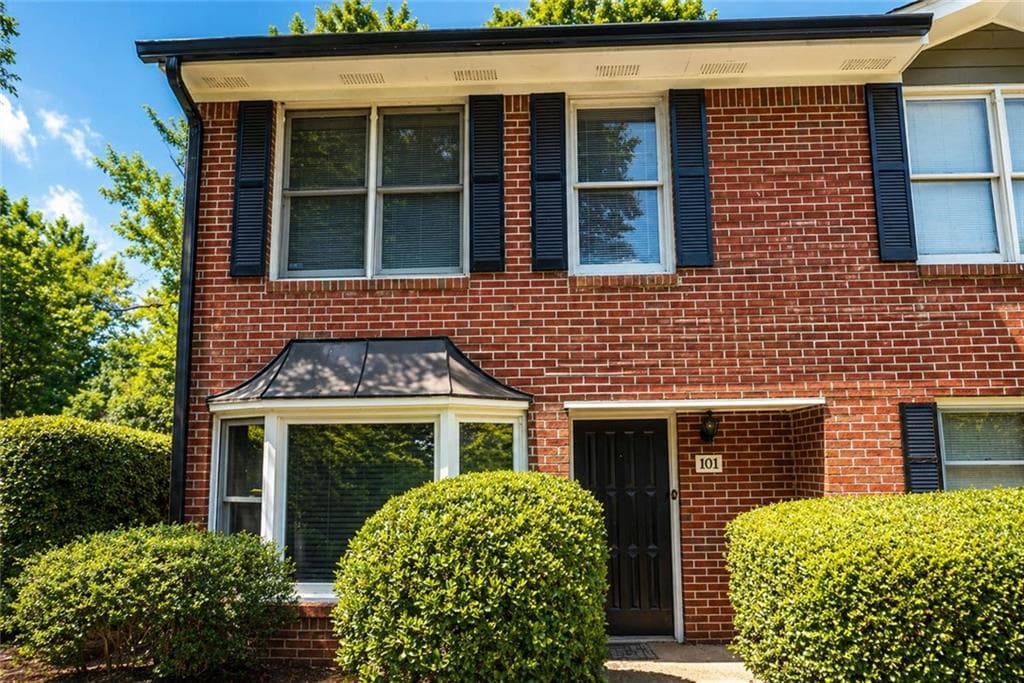 2 bedroom, 3 bathroom, 1,286 sq ft townhouse for sale at 101 Oakmont Lane, Norcross, GA 30093