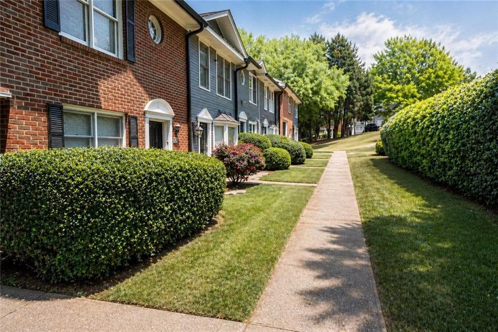 2 bedroom, 3 bathroom, 1,286 sq ft townhouse for sale at 101 Oakmont Lane, Norcross, GA 30093 — photo 2