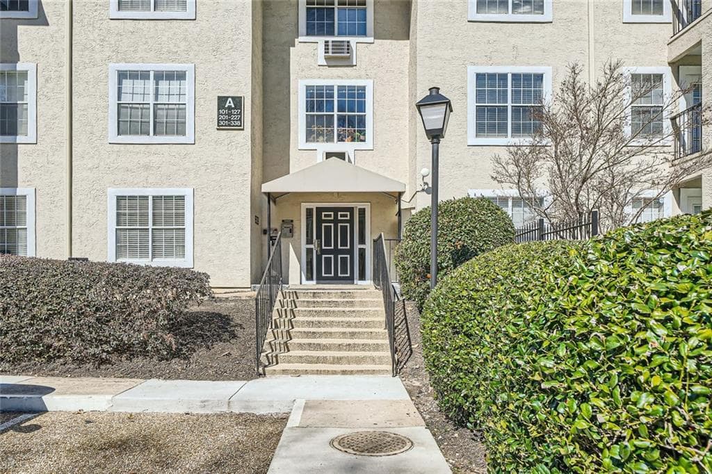 2 bedroom, 2 bathroom, 981 sq ft condominium under contract at 3655 Habersham Road 227, Atlanta, GA 30305 — photo 2