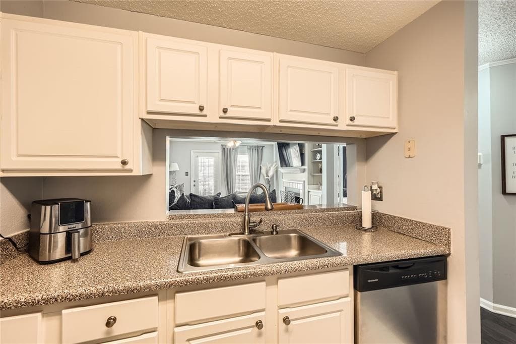 2 bedroom, 2 bathroom, 981 sq ft condominium under contract at 3655 Habersham Road 227, Atlanta, GA 30305 — photo 9