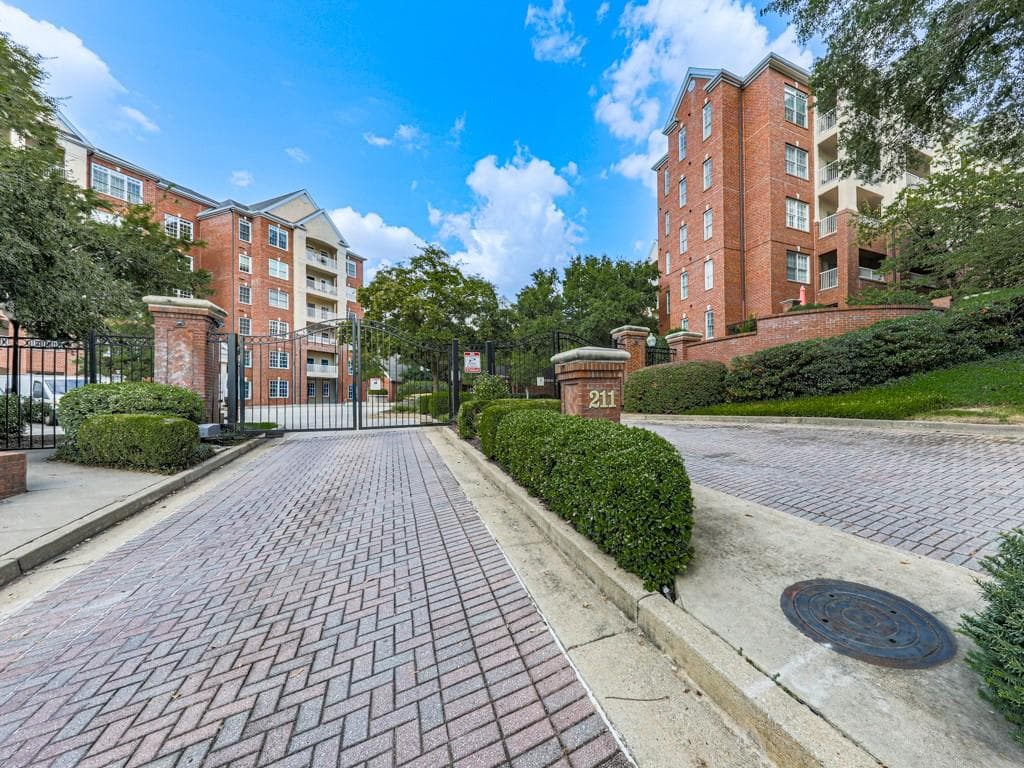 2 bedroom, 2 bathroom, 1,556 sq ft condominium sold at 211 COLONIAL HOMES Drive 2501, Atlanta, GA 30309