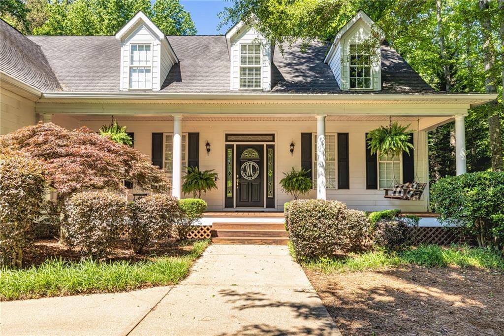 4 bedroom, 5 bathroom, 5,224 sq ft single family residence for sale at 305 S Shore Drive, Newnan, GA 30263 — photo 2