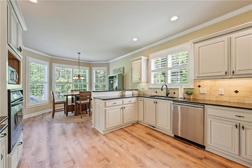 5 bedroom, 5 bathroom, 5,055 sq ft single family residence for sale at 4452 Sandhurst Place, Flowery Branch, GA 30542 — photo 10