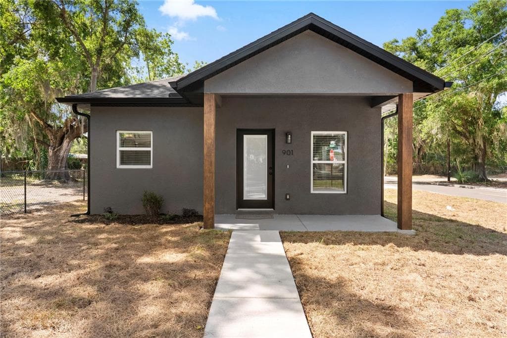 3 bedroom, 2 bathroom, 1,284 sq ft single family residence under contract at 901 E Warren Street, Plant City, FL 33563 — photo 2