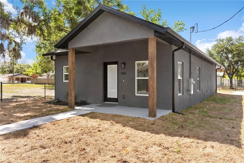 3 bedroom, 2 bathroom, 1,284 sq ft single family residence under contract at 901 E Warren Street, Plant City, FL 33563 — photo 4