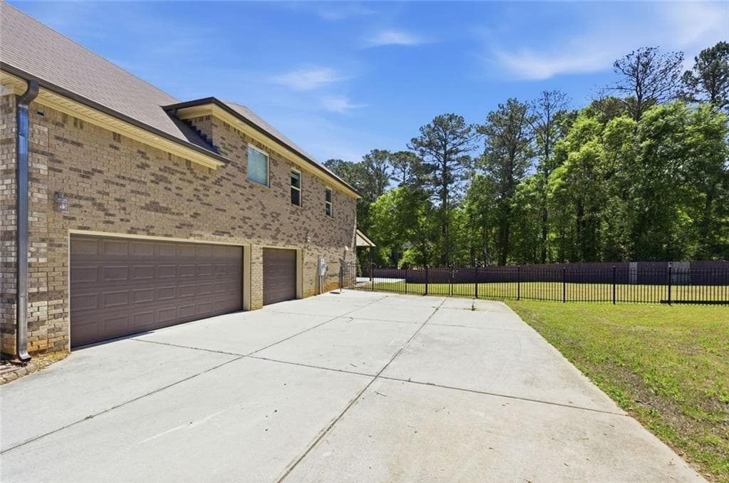 5 bedroom, 6 bathroom, 4,128 sq ft single family residence under contract at 1309 SW Marseille Court, Conyers, GA 30094 — photo 5